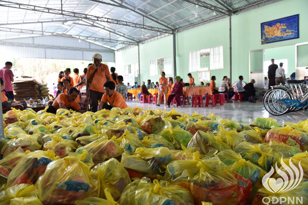 Quỹ Đạo Phật Ngày Nay - Tổng Kết Chương Trình Trao Quà Từ Thiện Và Trao Tặng Học Bổng Cho Học Sinh Nghèo Vượt Khó C101