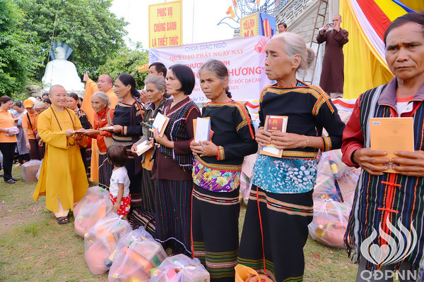Quỹ Đạo Phật Ngày Nay: Lễ khánh thành “Nhịp cầu yêu thương” và Trao tặng yêu thương cho người khiếm thị, nạn nhân chất độc da cam &amp; Học sinh tại Đắk Lắk (C72d &amp; C107)