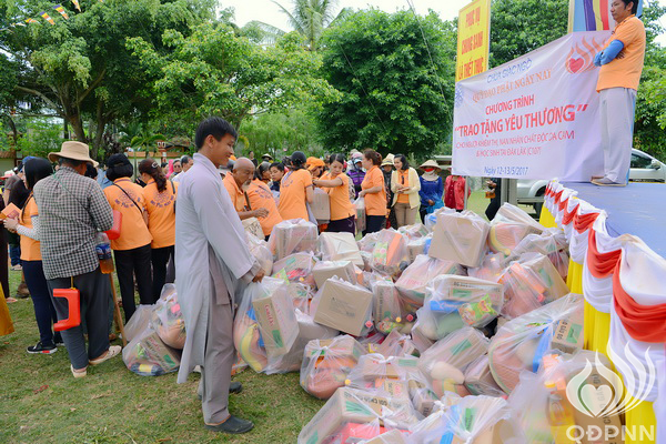 Quỹ Đạo Phật Ngày Nay: Lễ khánh thành “Nhịp cầu yêu thương” và Trao tặng yêu thương cho người khiếm thị, nạn nhân chất độc da cam &amp; Học sinh tại Đắk Lắk (C72d &amp; C107)