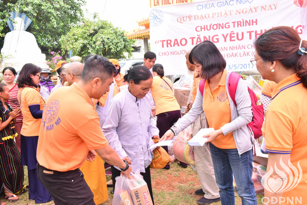 Quỹ Đạo Phật Ngày Nay: Lễ khánh thành “Nhịp cầu yêu thương” và Trao tặng yêu thương cho người khiếm thị, nạn nhân chất độc da cam &amp; Học sinh tại Đắk Lắk (C72d &amp; C107)