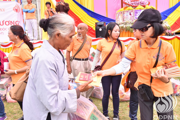 Quỹ Đạo Phật Ngày Nay: Lễ khánh thành “Nhịp cầu yêu thương” và Trao tặng yêu thương cho người khiếm thị, nạn nhân chất độc da cam &amp; Học sinh tại Đắk Lắk (C72d &amp; C107)