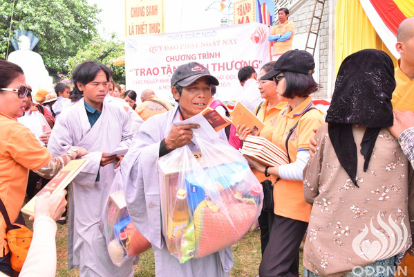 Quỹ Đạo Phật Ngày Nay: Lễ khánh thành “Nhịp cầu yêu thương” và Trao tặng yêu thương cho người khiếm thị, nạn nhân chất độc da cam &amp; Học sinh tại Đắk Lắk (C72d &amp; C107)