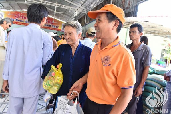 Quỹ Đạo Phật Ngày Nay - Tổng Kết Chương Trình Trao Quà Từ Thiện Và Trao Tặng Học Bổng Cho Học Sinh Nghèo Vượt Khó C101