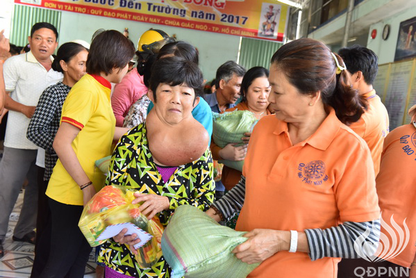 Quỹ Đạo Phật Ngày Nay - Tổng Kết Chương Trình Trao Quà Từ Thiện Và Trao Tặng Học Bổng Cho Học Sinh Nghèo Vượt Khó C101