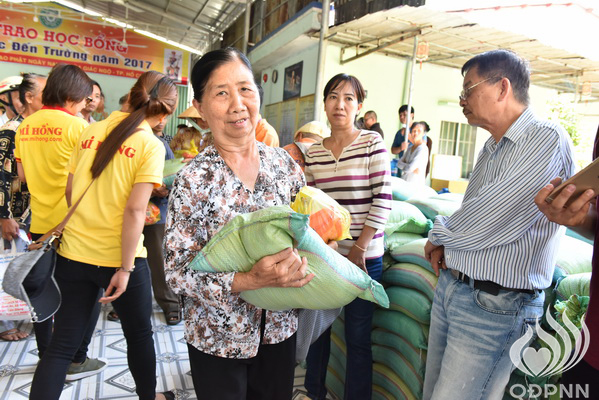 Quỹ Đạo Phật Ngày Nay - Tổng Kết Chương Trình Trao Quà Từ Thiện Và Trao Tặng Học Bổng Cho Học Sinh Nghèo Vượt Khó C101