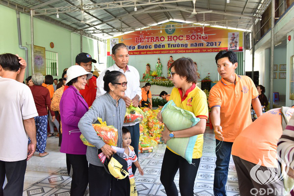 Quỹ Đạo Phật Ngày Nay - Tổng Kết Chương Trình Trao Quà Từ Thiện Và Trao Tặng Học Bổng Cho Học Sinh Nghèo Vượt Khó C101