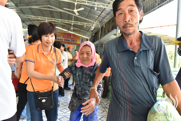 Quỹ Đạo Phật Ngày Nay - Tổng Kết Chương Trình Trao Quà Từ Thiện Và Trao Tặng Học Bổng Cho Học Sinh Nghèo Vượt Khó C101