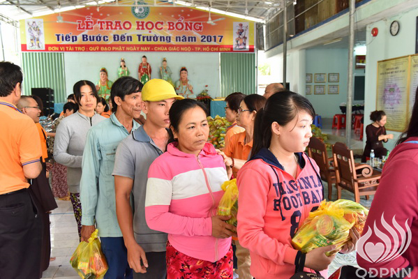 Quỹ Đạo Phật Ngày Nay - Tổng Kết Chương Trình Trao Quà Từ Thiện Và Trao Tặng Học Bổng Cho Học Sinh Nghèo Vượt Khó C101