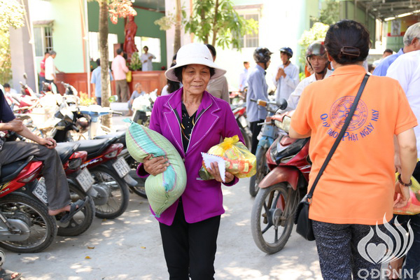 Quỹ Đạo Phật Ngày Nay - Tổng Kết Chương Trình Trao Quà Từ Thiện Và Trao Tặng Học Bổng Cho Học Sinh Nghèo Vượt Khó C101