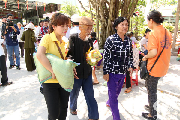 Quỹ Đạo Phật Ngày Nay - Tổng Kết Chương Trình Trao Quà Từ Thiện Và Trao Tặng Học Bổng Cho Học Sinh Nghèo Vượt Khó C101