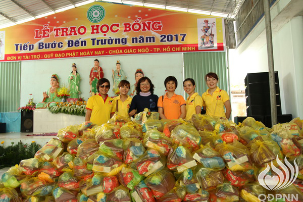 Quỹ Đạo Phật Ngày Nay - Tổng Kết Chương Trình Trao Quà Từ Thiện Và Trao Tặng Học Bổng Cho Học Sinh Nghèo Vượt Khó C101