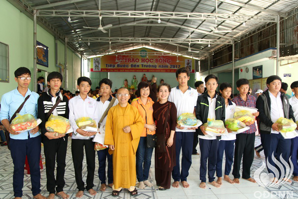 Quỹ Đạo Phật Ngày Nay - Tổng Kết Chương Trình Trao Quà Từ Thiện Và Trao Tặng Học Bổng Cho Học Sinh Nghèo Vượt Khó C101