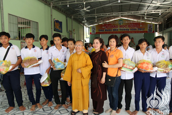 Quỹ Đạo Phật Ngày Nay - Tổng Kết Chương Trình Trao Quà Từ Thiện Và Trao Tặng Học Bổng Cho Học Sinh Nghèo Vượt Khó C101