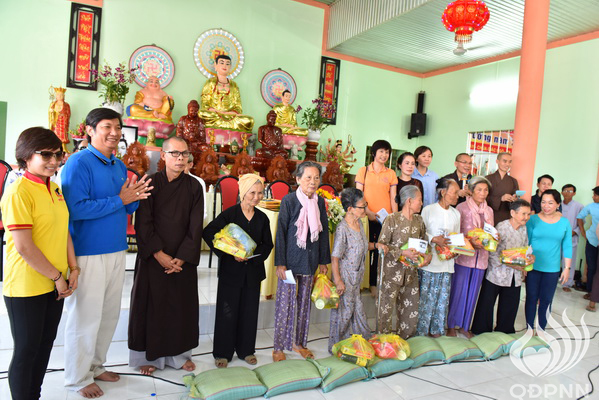 Quỹ Đạo Phật Ngày Nay - Tổng Kết Chương Trình Trao Quà Từ Thiện Và Trao Tặng Học Bổng Cho Học Sinh Nghèo Vượt Khó C101