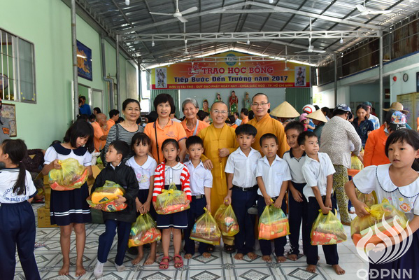 Quỹ Đạo Phật Ngày Nay - Tổng Kết Chương Trình Trao Quà Từ Thiện Và Trao Tặng Học Bổng Cho Học Sinh Nghèo Vượt Khó C101