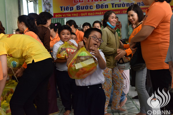 Quỹ Đạo Phật Ngày Nay - Tổng Kết Chương Trình Trao Quà Từ Thiện Và Trao Tặng Học Bổng Cho Học Sinh Nghèo Vượt Khó C101