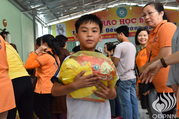 Quỹ Đạo Phật Ngày Nay - Tổng Kết Chương Trình Trao Quà Từ Thiện Và Trao Tặng Học Bổng Cho Học Sinh Nghèo Vượt Khó C101