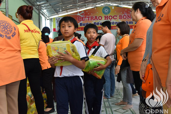 Quỹ Đạo Phật Ngày Nay - Tổng Kết Chương Trình Trao Quà Từ Thiện Và Trao Tặng Học Bổng Cho Học Sinh Nghèo Vượt Khó C101