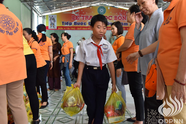 Quỹ Đạo Phật Ngày Nay - Tổng Kết Chương Trình Trao Quà Từ Thiện Và Trao Tặng Học Bổng Cho Học Sinh Nghèo Vượt Khó C101
