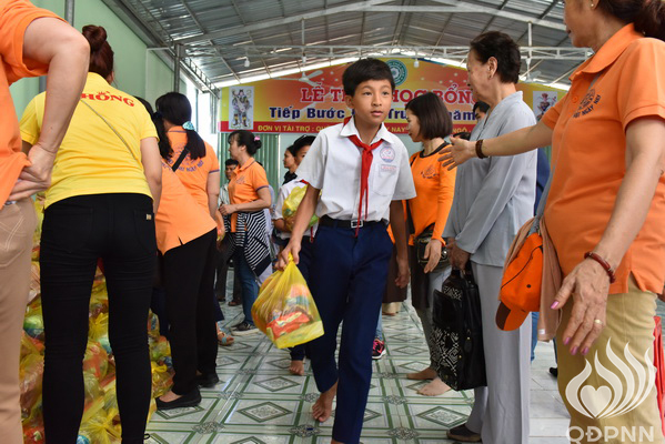 Quỹ Đạo Phật Ngày Nay - Tổng Kết Chương Trình Trao Quà Từ Thiện Và Trao Tặng Học Bổng Cho Học Sinh Nghèo Vượt Khó C101
