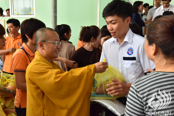 Quỹ Đạo Phật Ngày Nay - Tổng Kết Chương Trình Trao Quà Từ Thiện Và Trao Tặng Học Bổng Cho Học Sinh Nghèo Vượt Khó C101