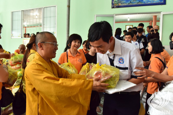 Quỹ Đạo Phật Ngày Nay - Tổng Kết Chương Trình Trao Quà Từ Thiện Và Trao Tặng Học Bổng Cho Học Sinh Nghèo Vượt Khó C101
