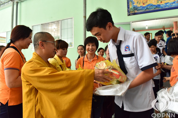Quỹ Đạo Phật Ngày Nay - Tổng Kết Chương Trình Trao Quà Từ Thiện Và Trao Tặng Học Bổng Cho Học Sinh Nghèo Vượt Khó C101