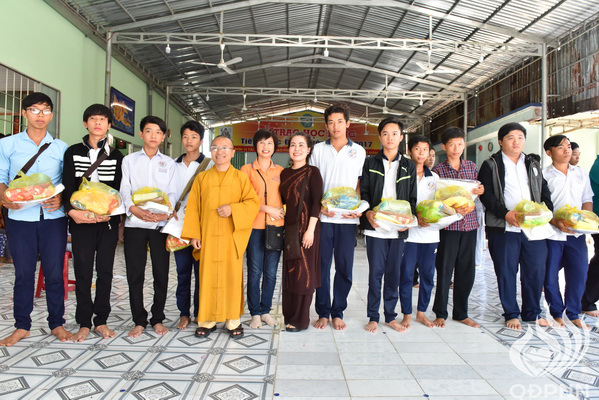 Quỹ Đạo Phật Ngày Nay - Tổng Kết Chương Trình Trao Quà Từ Thiện Và Trao Tặng Học Bổng Cho Học Sinh Nghèo Vượt Khó C101