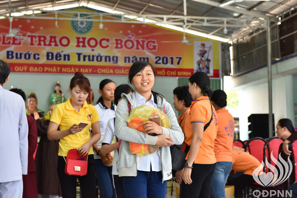 Quỹ Đạo Phật Ngày Nay - Tổng Kết Chương Trình Trao Quà Từ Thiện Và Trao Tặng Học Bổng Cho Học Sinh Nghèo Vượt Khó C101