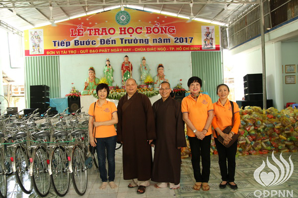 Quỹ Đạo Phật Ngày Nay - Tổng Kết Chương Trình Trao Quà Từ Thiện Và Trao Tặng Học Bổng Cho Học Sinh Nghèo Vượt Khó C101