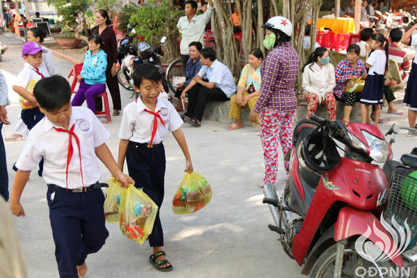 Quỹ Đạo Phật Ngày Nay - Tổng Kết Chương Trình Trao Quà Từ Thiện Và Trao Tặng Học Bổng Cho Học Sinh Nghèo Vượt Khó C101