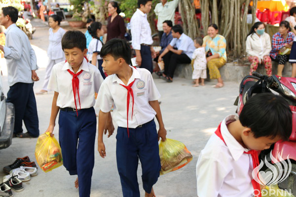 Quỹ Đạo Phật Ngày Nay - Tổng Kết Chương Trình Trao Quà Từ Thiện Và Trao Tặng Học Bổng Cho Học Sinh Nghèo Vượt Khó C101