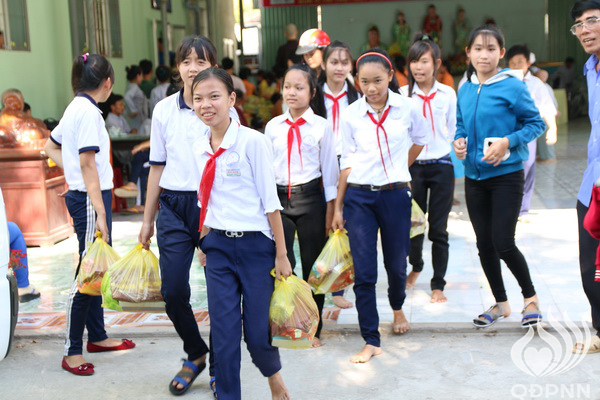 Quỹ Đạo Phật Ngày Nay - Tổng Kết Chương Trình Trao Quà Từ Thiện Và Trao Tặng Học Bổng Cho Học Sinh Nghèo Vượt Khó C101