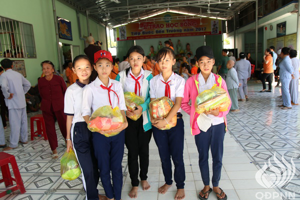 Quỹ Đạo Phật Ngày Nay - Tổng Kết Chương Trình Trao Quà Từ Thiện Và Trao Tặng Học Bổng Cho Học Sinh Nghèo Vượt Khó C101