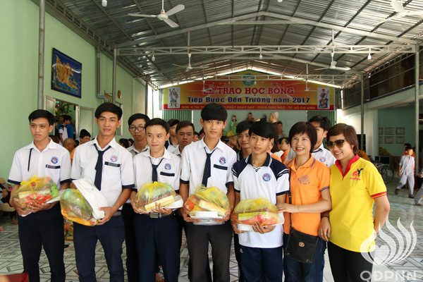 Quỹ Đạo Phật Ngày Nay - Tổng Kết Chương Trình Trao Quà Từ Thiện Và Trao Tặng Học Bổng Cho Học Sinh Nghèo Vượt Khó C101