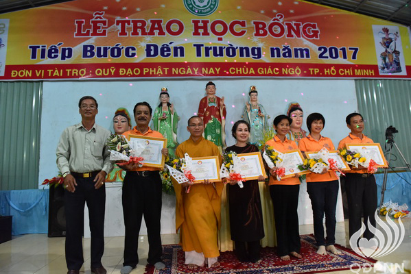 Quỹ Đạo Phật Ngày Nay - Tổng Kết Chương Trình Trao Quà Từ Thiện Và Trao Tặng Học Bổng Cho Học Sinh Nghèo Vượt Khó C101