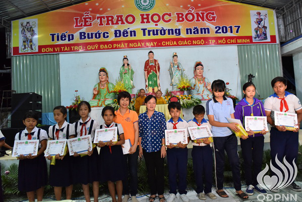 Quỹ Đạo Phật Ngày Nay - Tổng Kết Chương Trình Trao Quà Từ Thiện Và Trao Tặng Học Bổng Cho Học Sinh Nghèo Vượt Khó C101