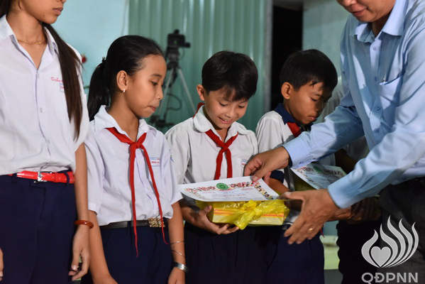 Quỹ Đạo Phật Ngày Nay - Tổng Kết Chương Trình Trao Quà Từ Thiện Và Trao Tặng Học Bổng Cho Học Sinh Nghèo Vượt Khó C101