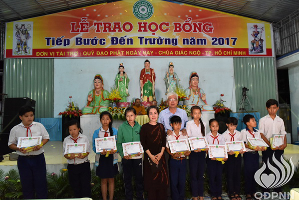 Quỹ Đạo Phật Ngày Nay - Tổng Kết Chương Trình Trao Quà Từ Thiện Và Trao Tặng Học Bổng Cho Học Sinh Nghèo Vượt Khó C101