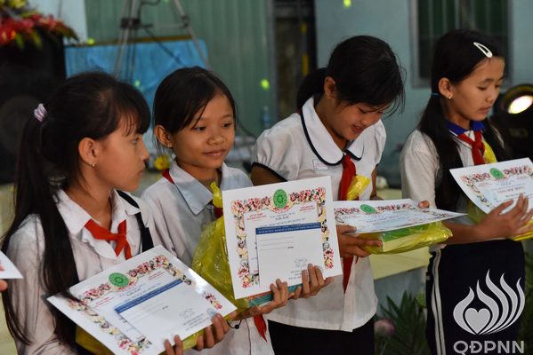 Quỹ Đạo Phật Ngày Nay - Tổng Kết Chương Trình Trao Quà Từ Thiện Và Trao Tặng Học Bổng Cho Học Sinh Nghèo Vượt Khó C101