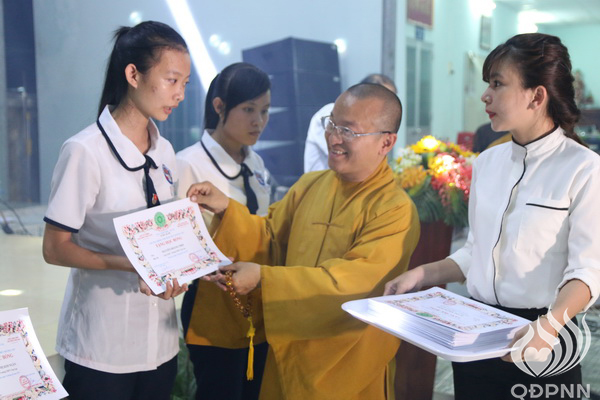 Quỹ Đạo Phật Ngày Nay - Tổng Kết Chương Trình Trao Quà Từ Thiện Và Trao Tặng Học Bổng Cho Học Sinh Nghèo Vượt Khó C101