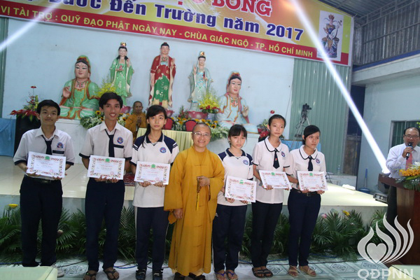 Quỹ Đạo Phật Ngày Nay - Tổng Kết Chương Trình Trao Quà Từ Thiện Và Trao Tặng Học Bổng Cho Học Sinh Nghèo Vượt Khó C101