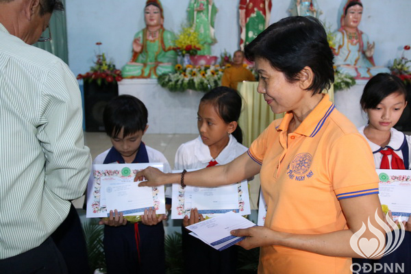 Quỹ Đạo Phật Ngày Nay - Tổng Kết Chương Trình Trao Quà Từ Thiện Và Trao Tặng Học Bổng Cho Học Sinh Nghèo Vượt Khó C101