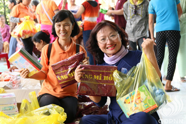 Quỹ Đạo Phật Ngày Nay - Tổng Kết Chương Trình Trao Quà Từ Thiện Và Trao Tặng Học Bổng Cho Học Sinh Nghèo Vượt Khó C101