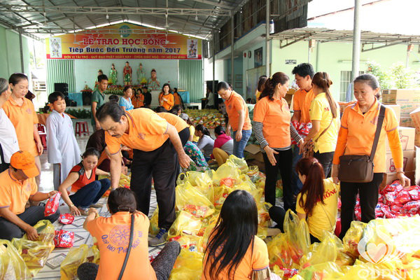 Quỹ Đạo Phật Ngày Nay - Tổng Kết Chương Trình Trao Quà Từ Thiện Và Trao Tặng Học Bổng Cho Học Sinh Nghèo Vượt Khó C101