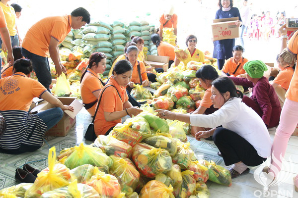 Quỹ Đạo Phật Ngày Nay - Tổng Kết Chương Trình Trao Quà Từ Thiện Và Trao Tặng Học Bổng Cho Học Sinh Nghèo Vượt Khó C101