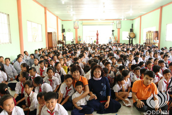 Quỹ Đạo Phật Ngày Nay - Tổng Kết Chương Trình Trao Quà Từ Thiện Và Trao Tặng Học Bổng Cho Học Sinh Nghèo Vượt Khó C101