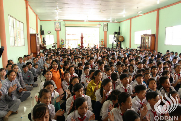 Quỹ Đạo Phật Ngày Nay - Tổng Kết Chương Trình Trao Quà Từ Thiện Và Trao Tặng Học Bổng Cho Học Sinh Nghèo Vượt Khó C101