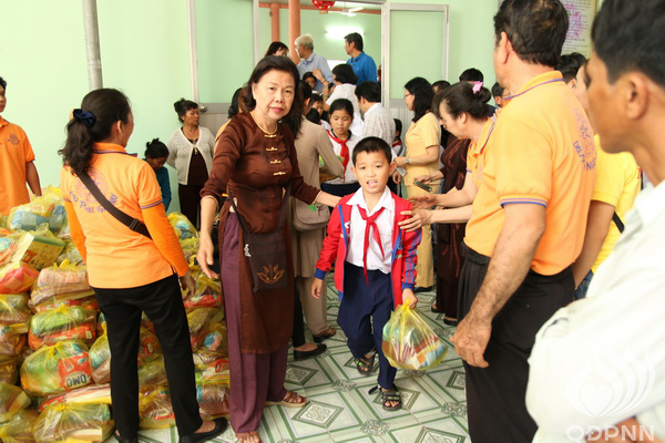 Quỹ Đạo Phật Ngày Nay - Tổng Kết Chương Trình Trao Quà Từ Thiện Và Trao Tặng Học Bổng Cho Học Sinh Nghèo Vượt Khó C101