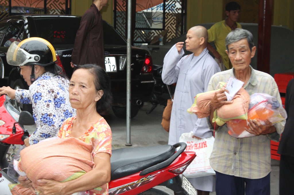 Phật Giáo Sa Đéc: Tặng quà tết cho người dân nghèo tại địa phương